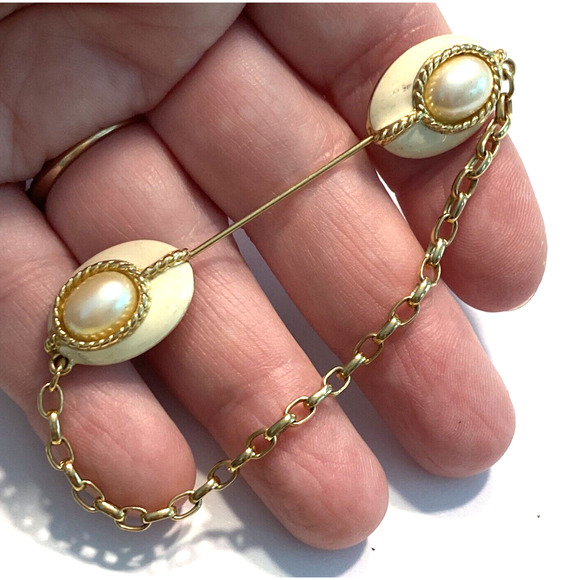 Vintage Monet Stick Pin Brooch Unique Gold & Ivory Enamel Faux Pearl with Chain - Picture 7 of 7
